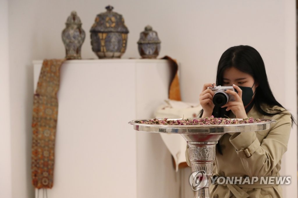مواطنة كورية تلتقط الصور للمعرض