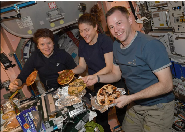 تحضير البيتزا على متن محطة الفضاء الدولية