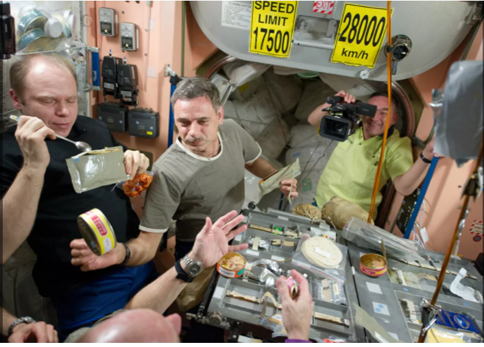 أعضاء البعثة الـ 23 أثناء الغداء في محطة الفضاء الدولية
