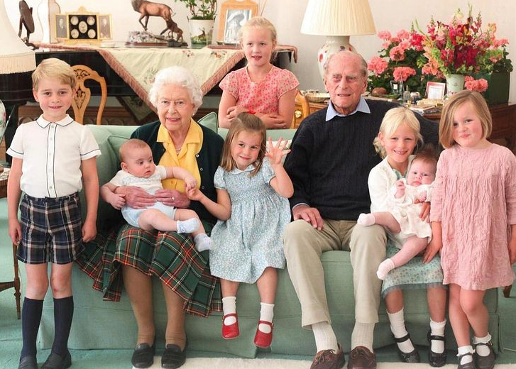الأمير فيليب والملكة اليزابيث وأحفادهما