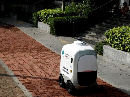 الروبوت مفيد لكبار السن حتى لا يضطروا إلى حمل البضائع إلى المنزل