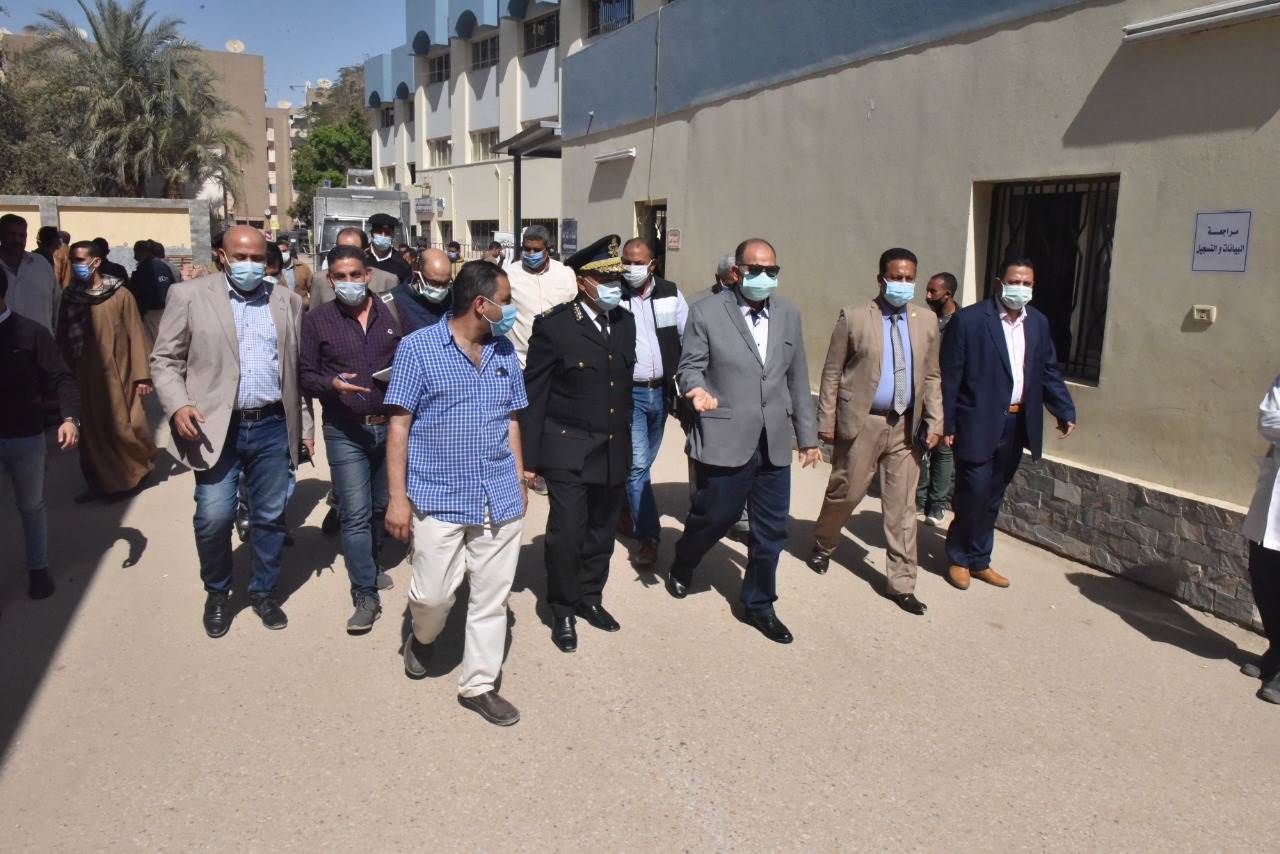 محافظ أسيوط يزور مصابى حادث تصادم طريق البحر الأحمر بالمستشفى الجامعي (8)