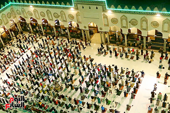 صفوف المصلين فى ساحة المسجد الأزهر
