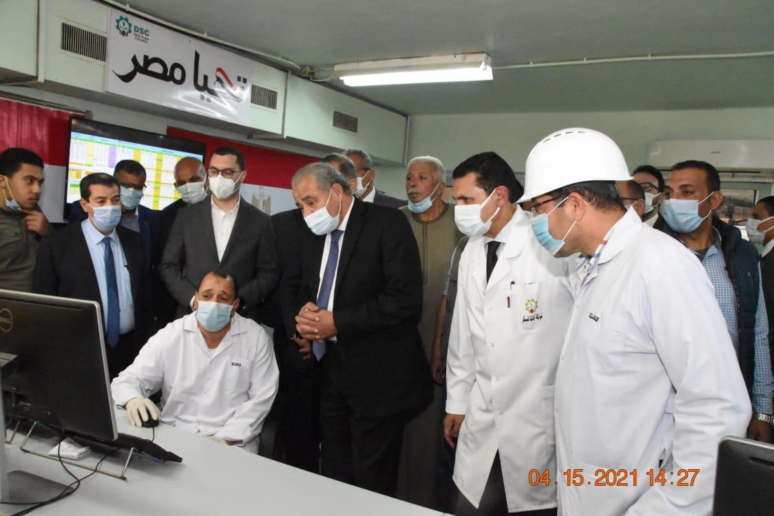 زيارة وزير التموين لمصنع السكر فى كفر الشيخ (4)