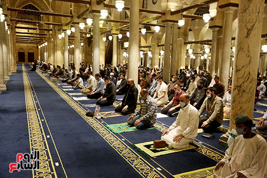 جانب من المصليين بالمسجد
