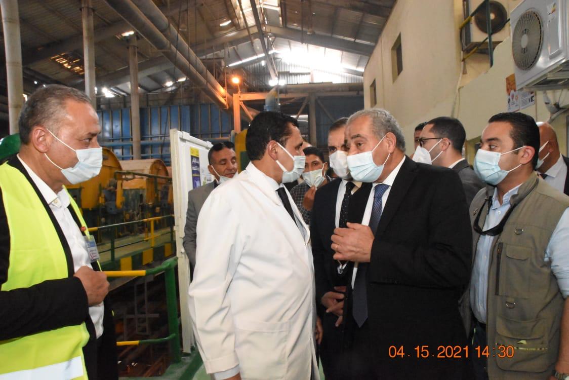 زيارة وزير التموين لمصنع السكر فى كفر الشيخ (3)