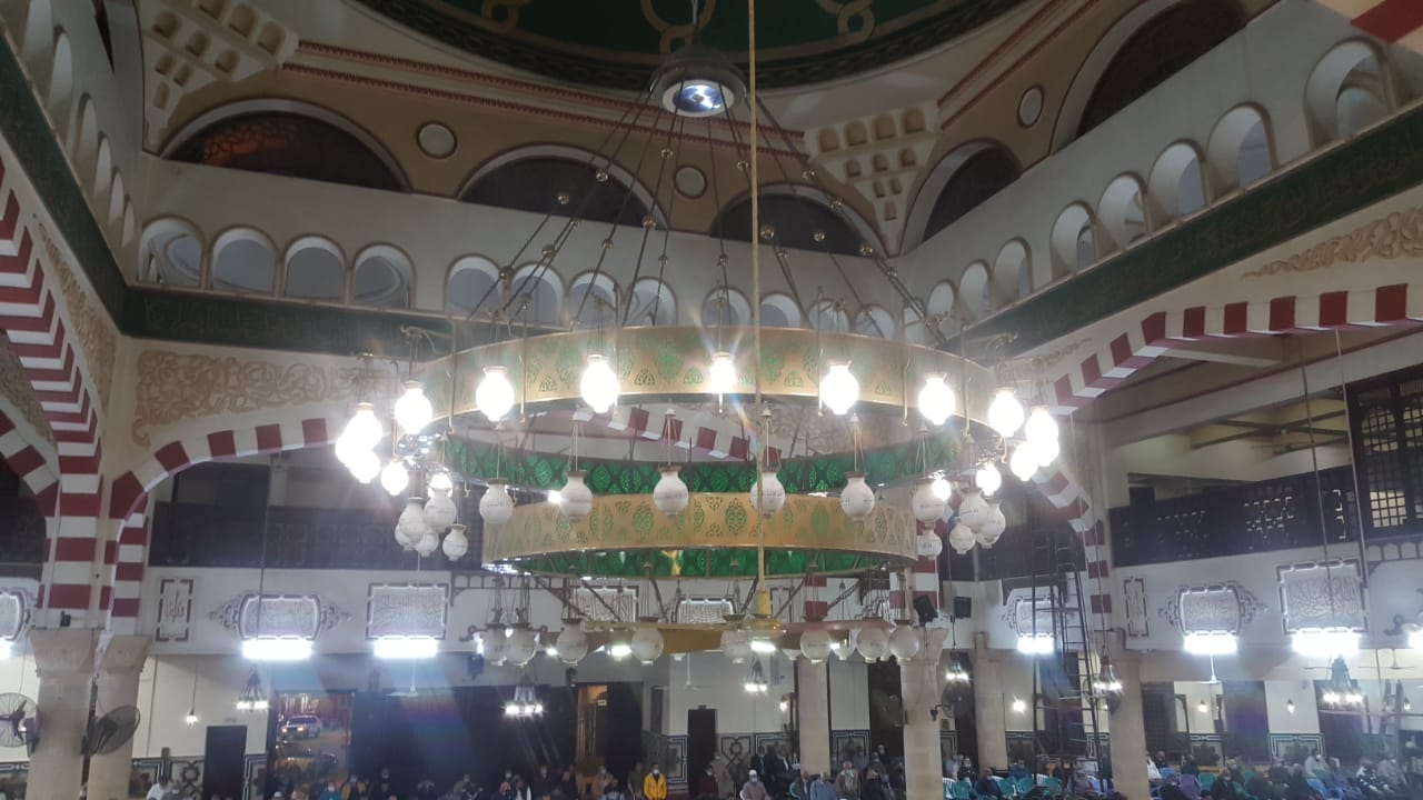 أول جمعة فى رمضان .. صلاة التراويح من فى أكبر مساجد البحيرة (1)