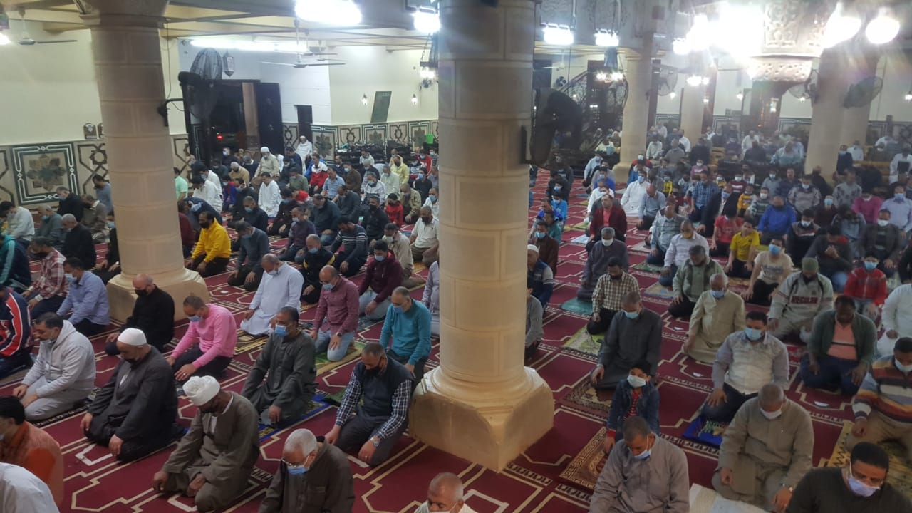 أول جمعة فى رمضان .. صلاة التراويح من فى أكبر مساجد البحيرة (4)