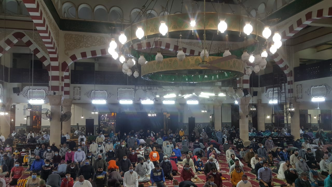 أول جمعة فى رمضان .. صلاة التراويح من فى أكبر مساجد البحيرة (3)