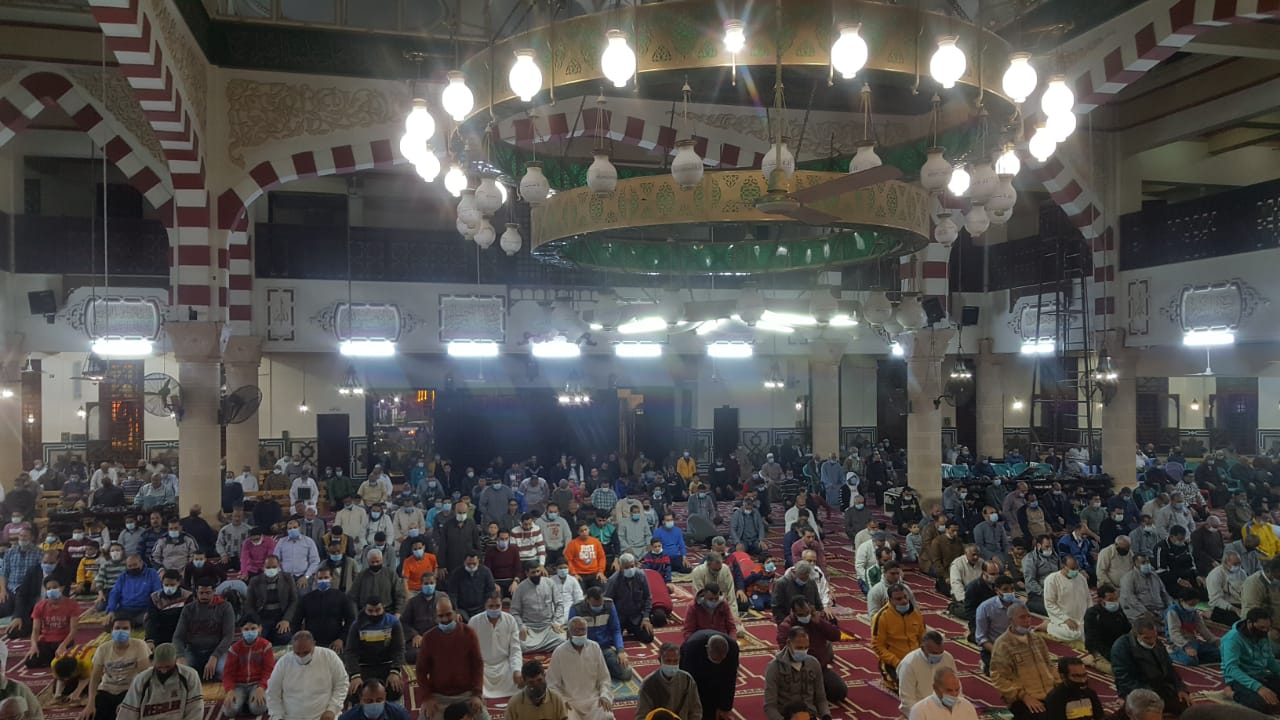 أول جمعة فى رمضان .. صلاة التراويح من فى أكبر مساجد البحيرة (5)