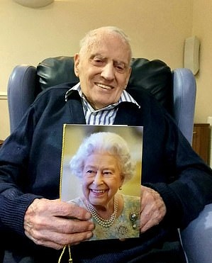 زوجان بريطانيان يحتفلان بعيد ميلادهما الـ 100  (1)