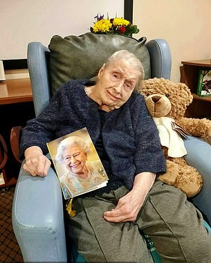 زوجان بريطانيان يحتفلان بعيد ميلادهما الـ 100  (2)