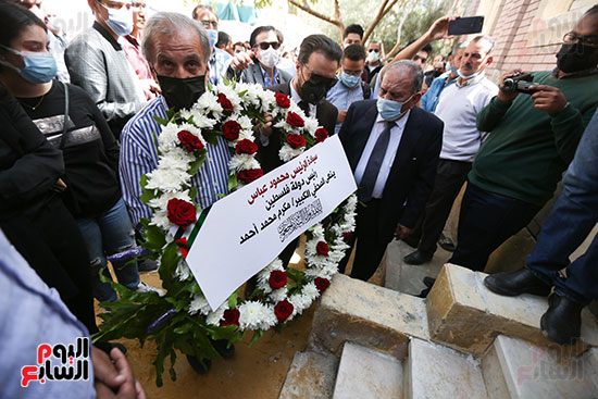 جثمان الكاتب الصحفى مكرم محمد أحمد يوارى الثرى بمقابر العائلة (5)