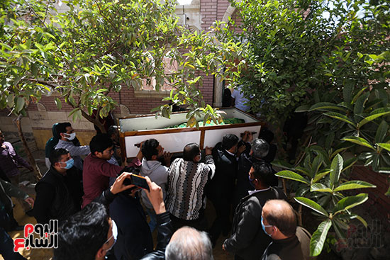 جثمان الكاتب الصحفى مكرم محمد أحمد يوارى الثرى بمقابر العائلة (4)