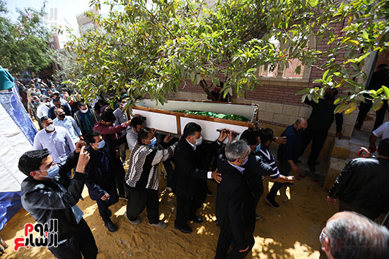 جثمان الكاتب الصحفى مكرم محمد أحمد يوارى الثرى بمقابر العائلة (2)
