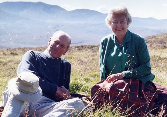 الزوجين الملكيين يستمتعان بالمناظر الخلابة للمرتفعات الاسكتلندية