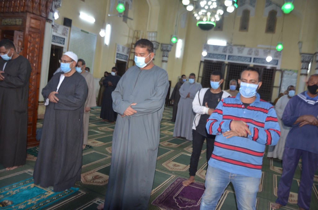 أهالى مدينة إسنا يؤدون صلاة التراويح فى المسجد العتيق  (4)
