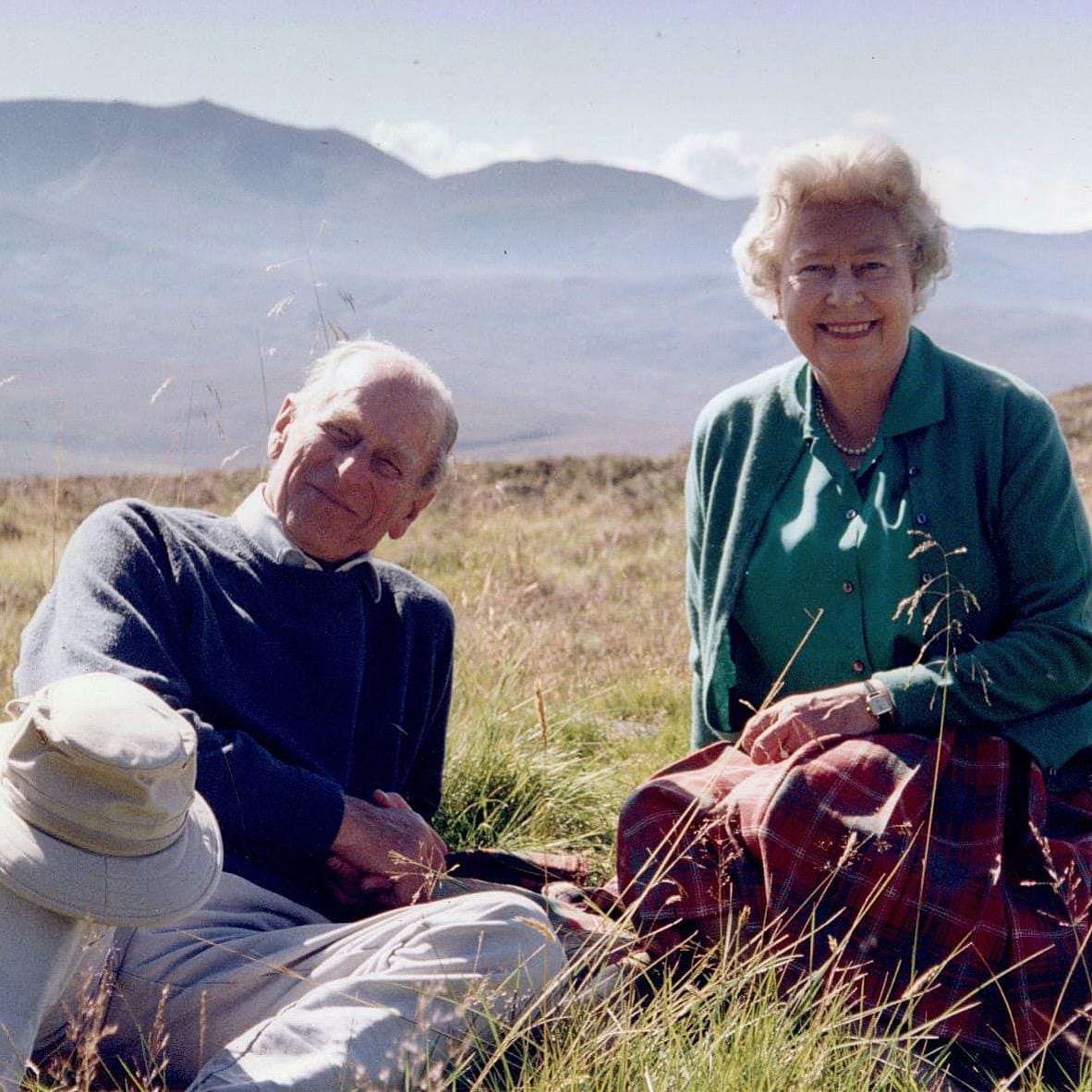 الملكة إليزابيث وزوجها الأمير فيليب على قمة كويلز أوف مويك بالقرب من بالاتر في اسكتلندا