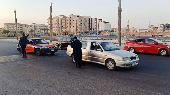 وكيل-المطرانية-يوزع-التمر-علي-الصائمين-في-الشوارع