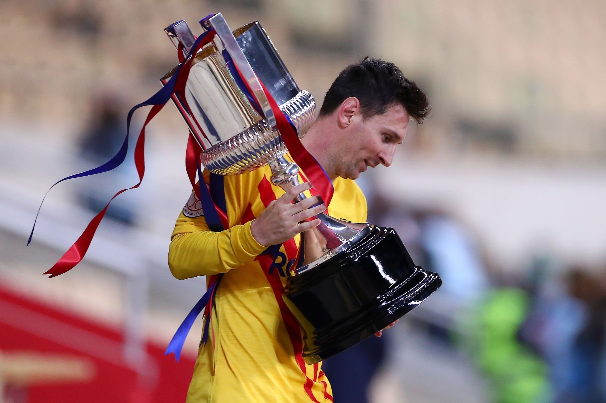 ميسي يحمل كأس ملك إسبانيا