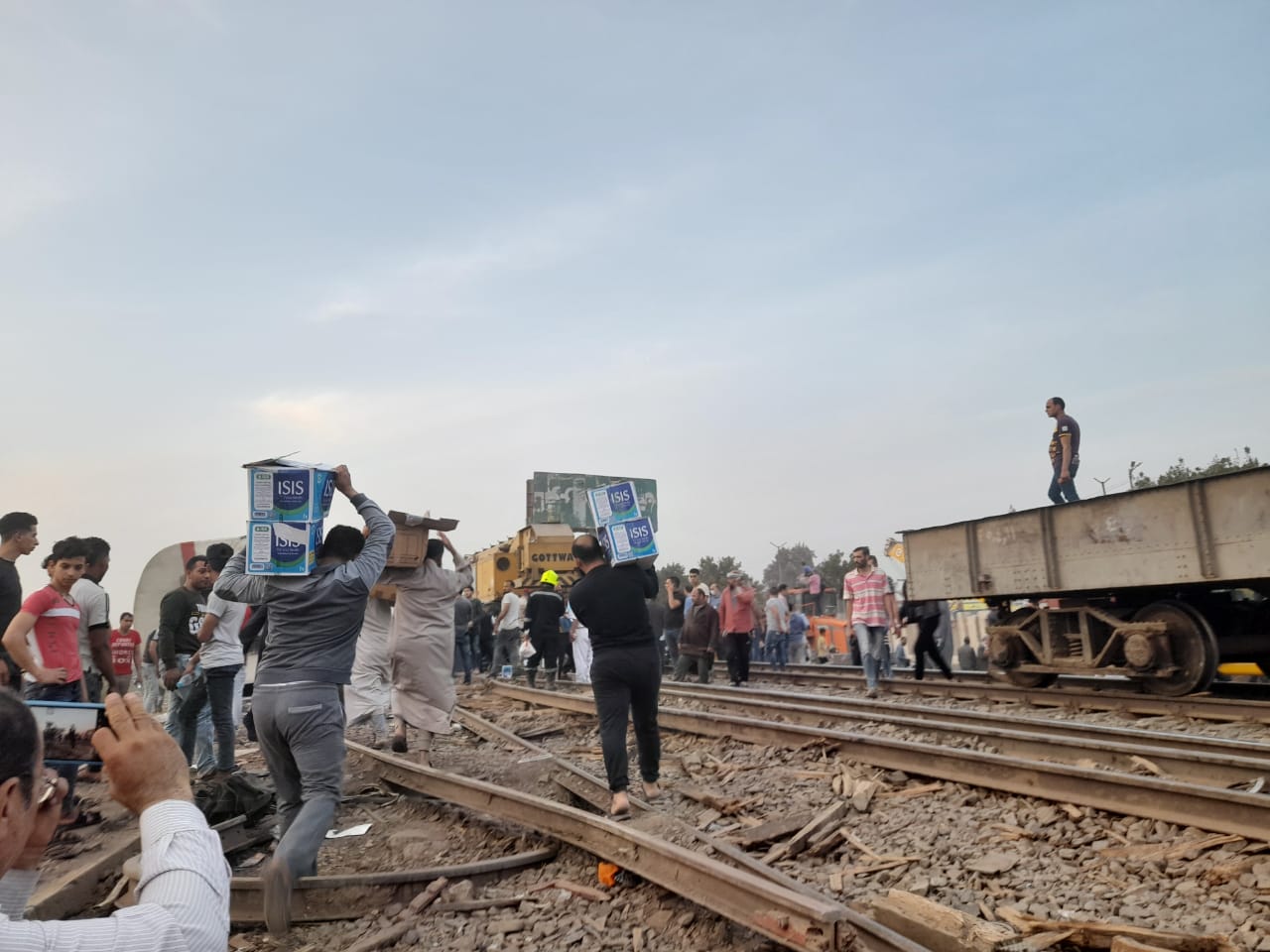 الأهالى يوزعون فطار على مصابى حادث القطار  (4)