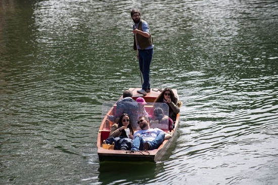 يستمتع الناس بجولة في القارب على طول نهر كام في كامبريدج