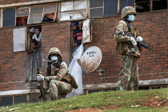 قوات الدفاع الوطني في جنوب إفريقيا تقوم بدوريات في نزل الرجال