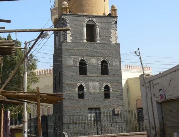 المسجد بنى فى 474 هجرية بعهد الخليفة المستنصر بالله الفاطمى وأسماه العمرى