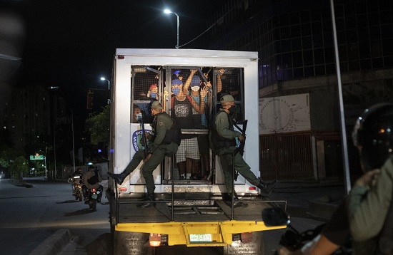 نقل الرجال الذين تم احتجازهم لعدم امتثالهم للوائح في فنزويلا