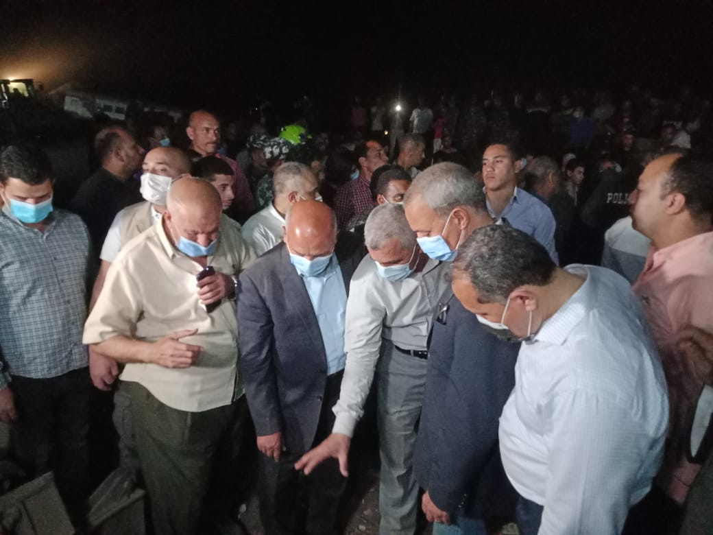 وزير النقل يتفقد موقع حادث قطار طوخ  (1)