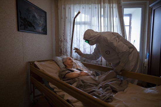 مسنة تعاني من كورونا في شقتها في موسكو