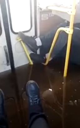 المياه داخل الحافلة