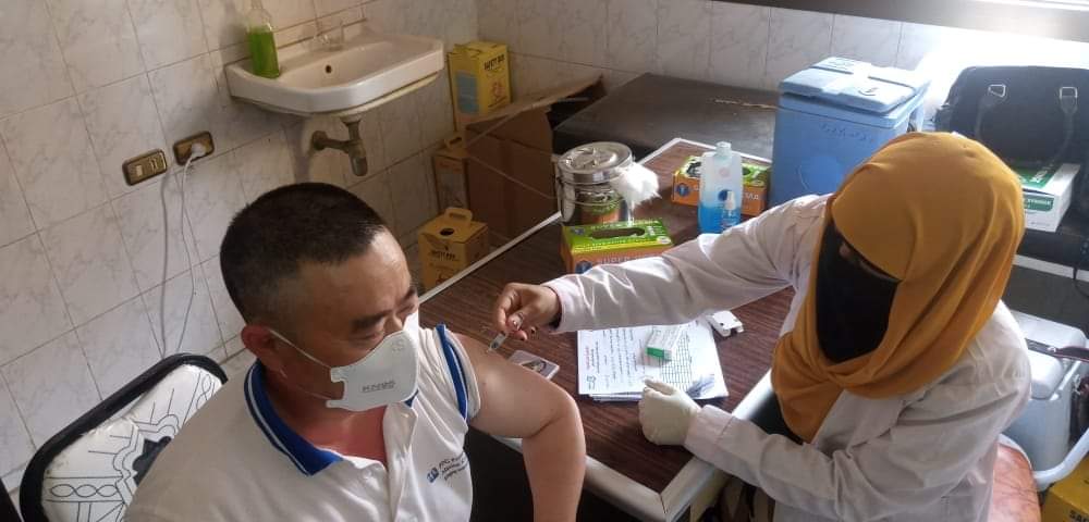 المواطن الصينى يحصل على اللقاح بسوهاج