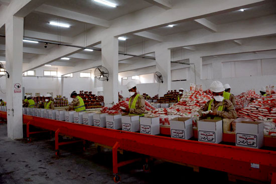 القوات المسلحة توزع آلاف الحصص الغذائية المجانية بمناسبة حلول شهر رمضان المعظم (1)