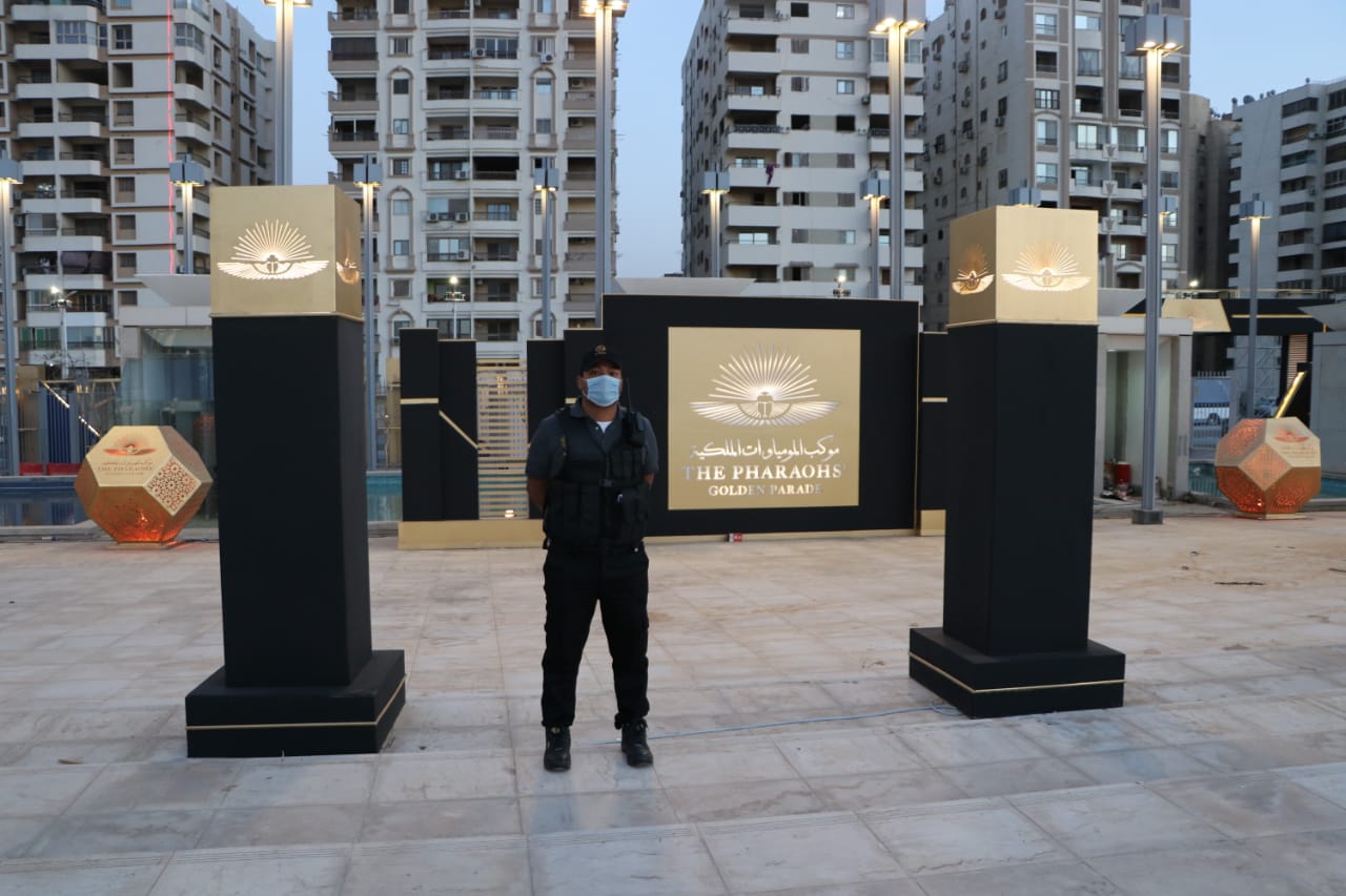 أحد رجال الأمن قبل نقل المومياوات أحد رجال الأمن قبل نقل المومياوات