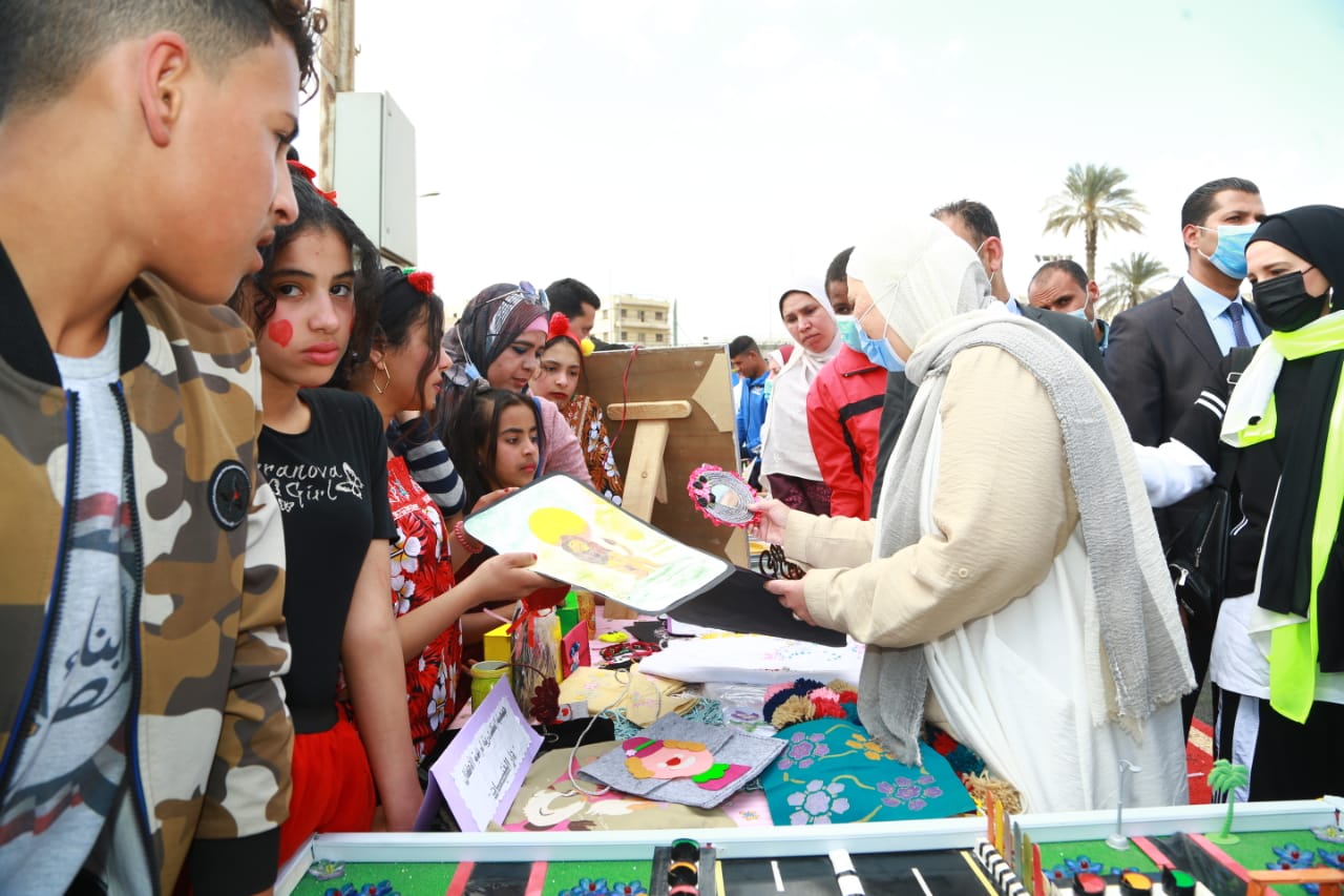 توزيع الجوائز على الأطفال توزيع الجوائز على الأطفال