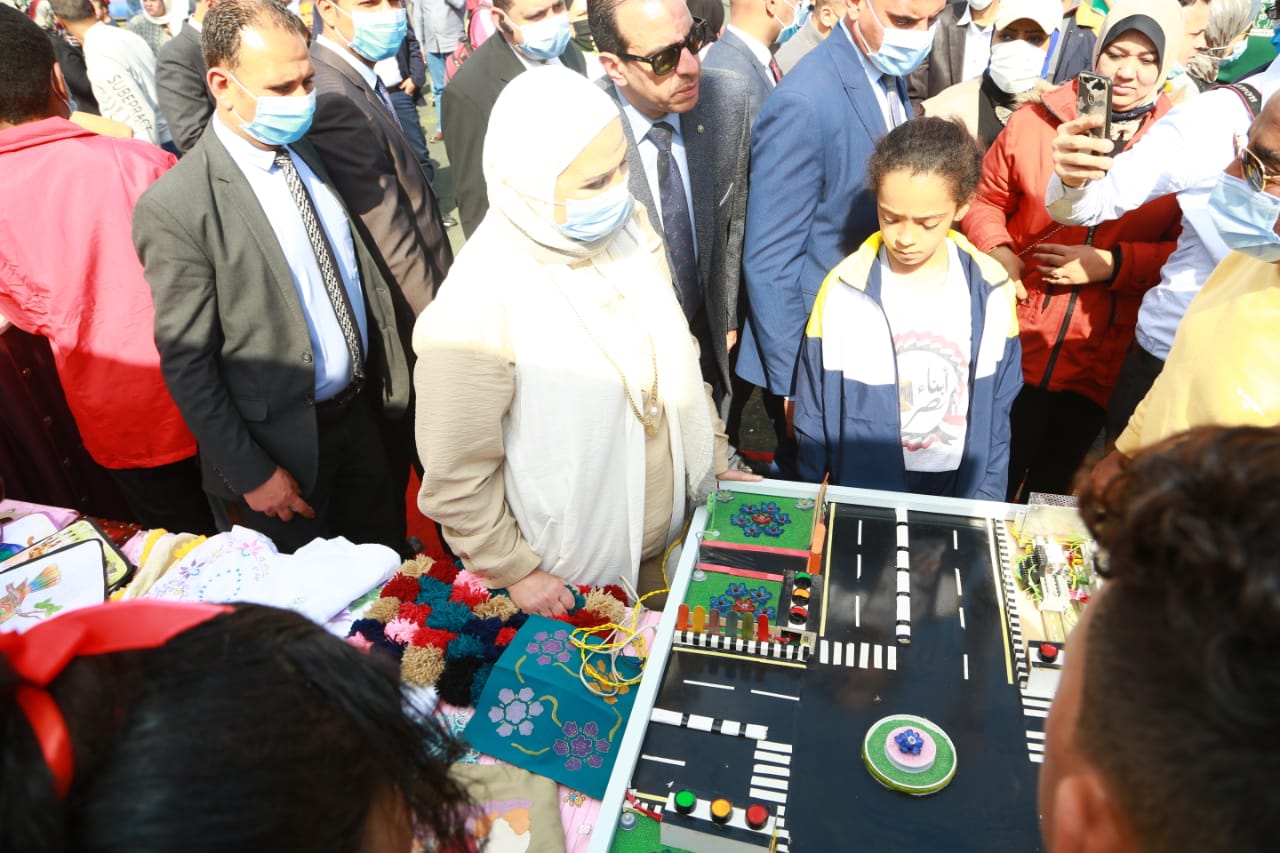 وزيرة التضامن خلال توزيع     جوائز على  الأطفال الفائزين في المسابقات الرياضية احتفالا بيوم اليتيم