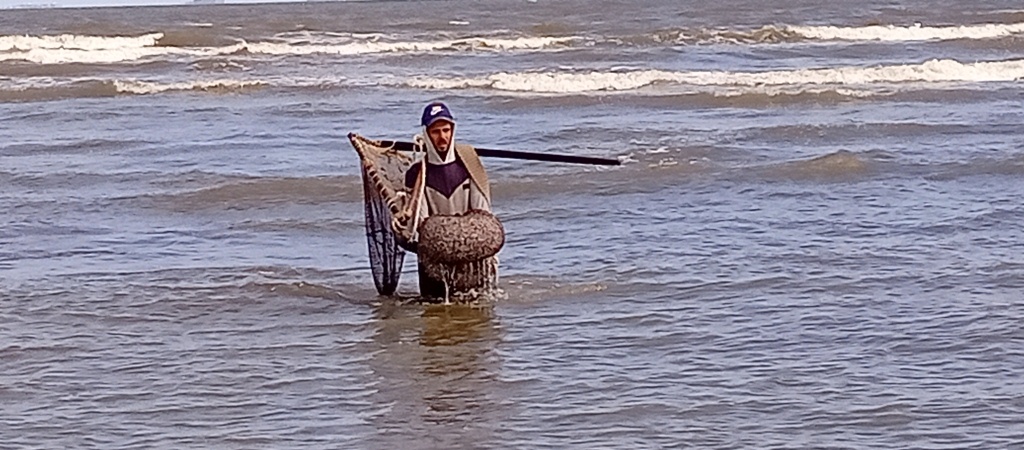 أحد الصيادين أثناء خروجه من  صيد  أم الخلول