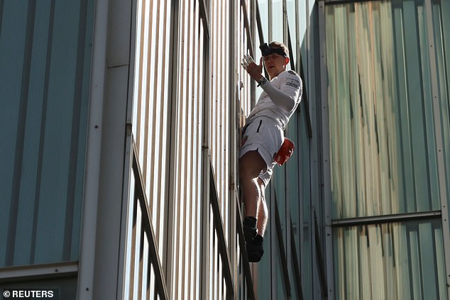 بريطانى يتسلق ناطحة سحاب بدون معدات ويتعرض للسجن (1)