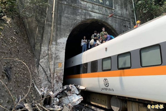 خرج قطار مكتظ عن القضبان في نفق شرقي تايوان