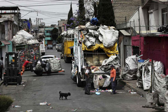 ملتقطو القمامة يفرغون القمامة في مكسيكو سيتي
