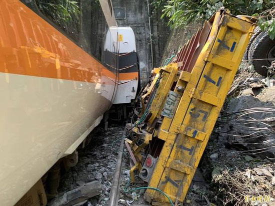 الحادث نتج عن انزلاق مركبة بناء على جسر واصطدامها بالقطار