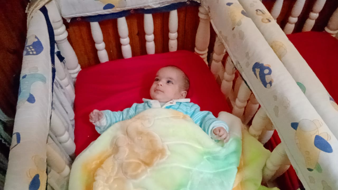 طفل رضيع في دار الايتام الرضع