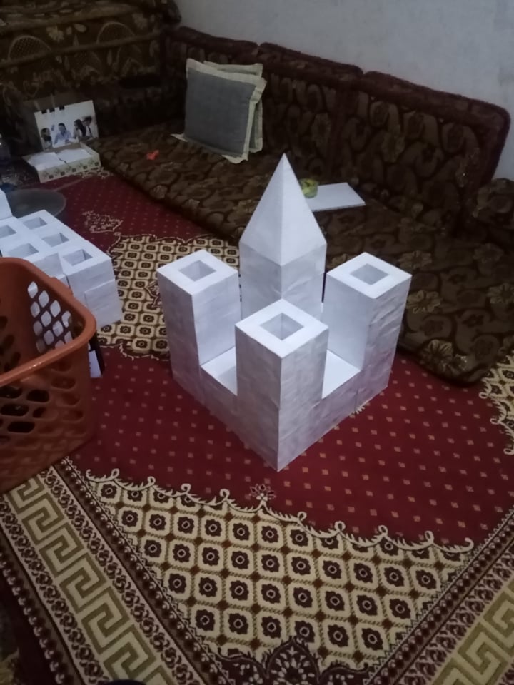 عمل مسلة فرعونية بـ 300 ورقة وبرج خليفة.. &quot;أحمد&quot; يصنع مجسمات من &quot;الفلوسكاب&quot;