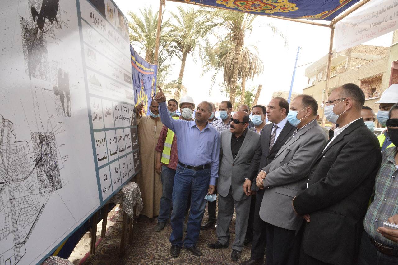محافظ أسيوط يضع حجر أساس مشروع صرف صحي قرى ديروط بتكلفة 240 مليون  (2)
