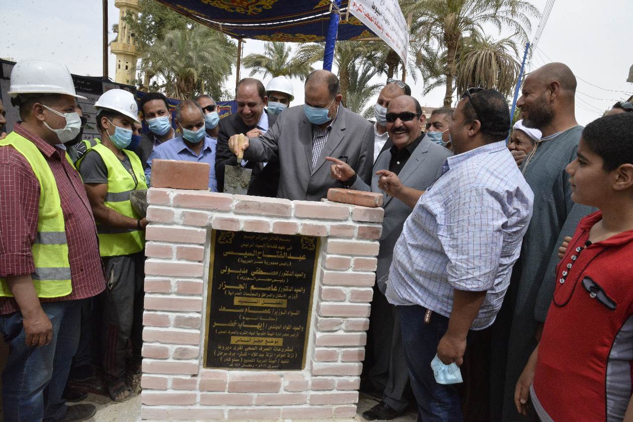 محافظ أسيوط يضع حجر أساس مشروع صرف صحي قرى ديروط بتكلفة 240 مليون  (4)