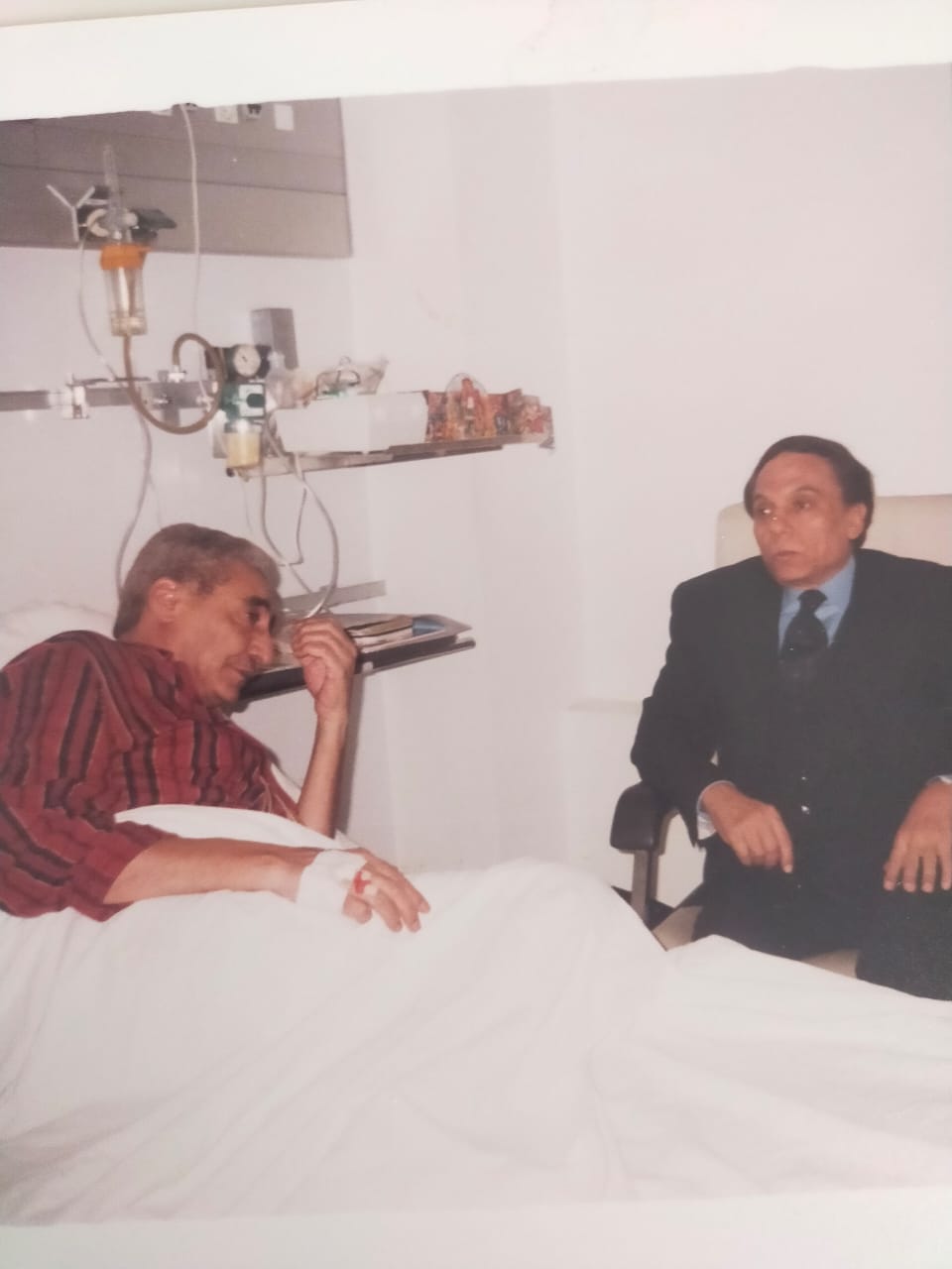 الزعيم عادل امام اثناء زيارته للخال عام 1998