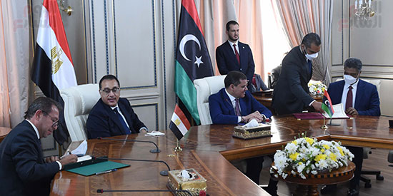 رئيس الوزراء المصري ورئيس حكومة الوحدة الوطنية الليبية يشهدان التوقيع  (6)
