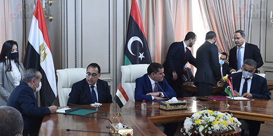 رئيس الوزراء المصري ورئيس حكومة الوحدة الوطنية الليبية يشهدان التوقيع  (1)