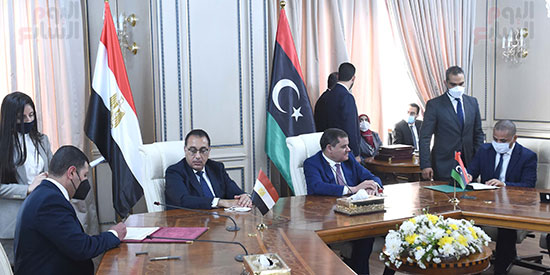 رئيس الوزراء المصري ورئيس حكومة الوحدة الوطنية الليبية يشهدان التوقيع  (12)